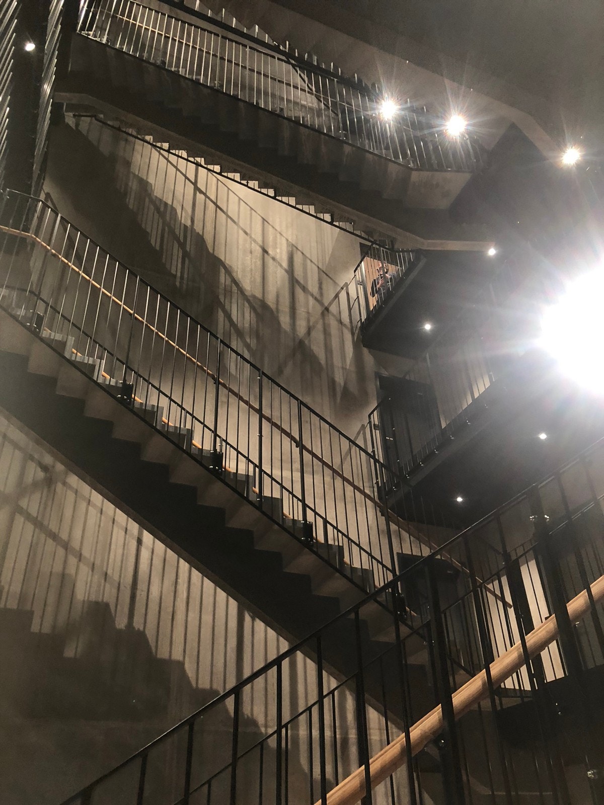 Fantastisk fin oppgang med akitekttegnete trapper Galleribilde