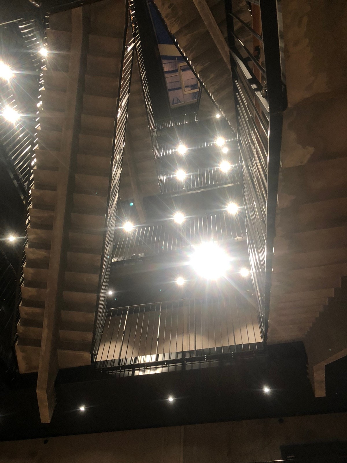 Fantastisk fin oppgang med akitekttegnete trapper Galleribilde