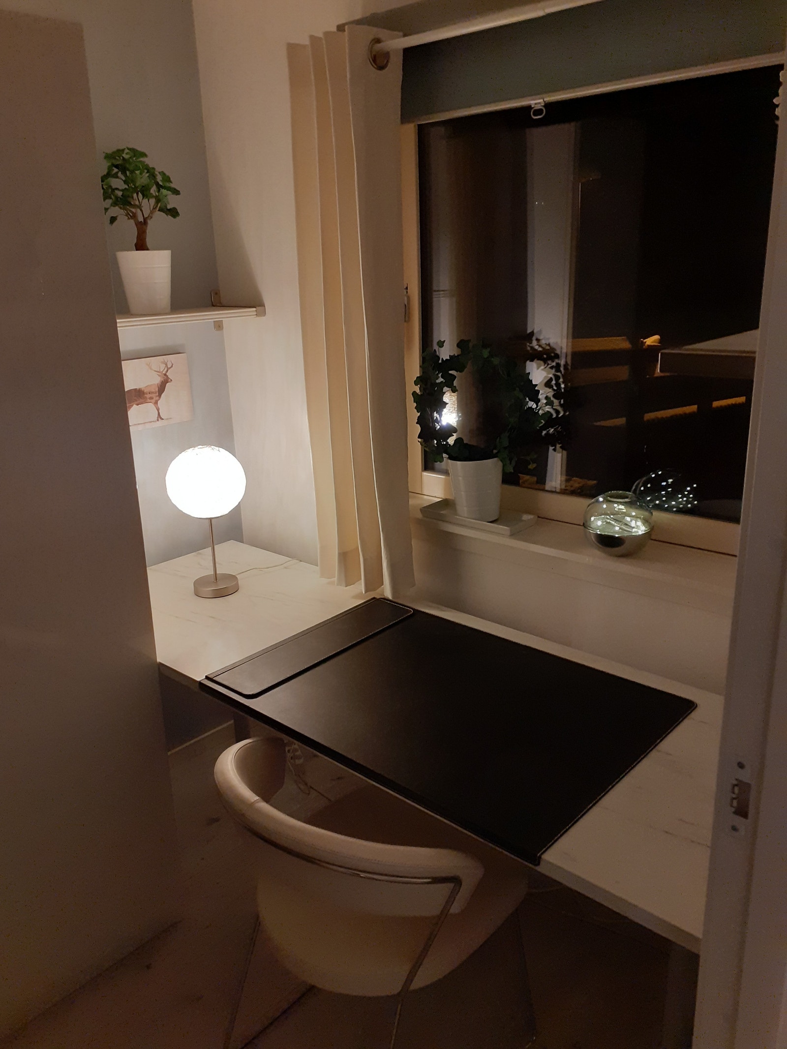 Hyggelig arbeidsplass på soverom med arbeidslys . Galleribilde