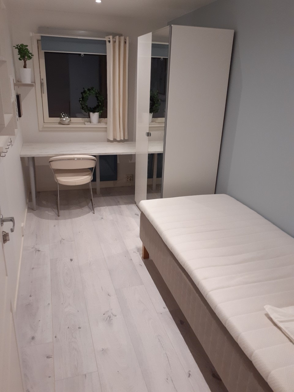 Enkel seng 90, skrivepult og klesskap fra IKEA. Galleribilde