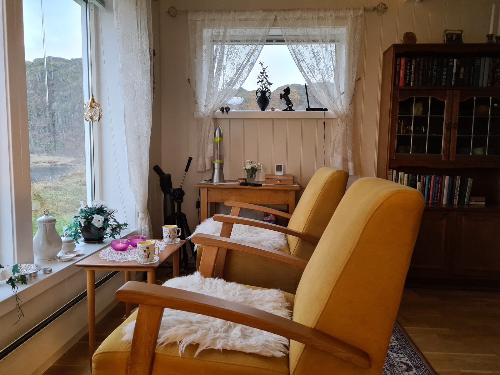 Store vinduer, med flott utsikt til sjøen. Galleribilde