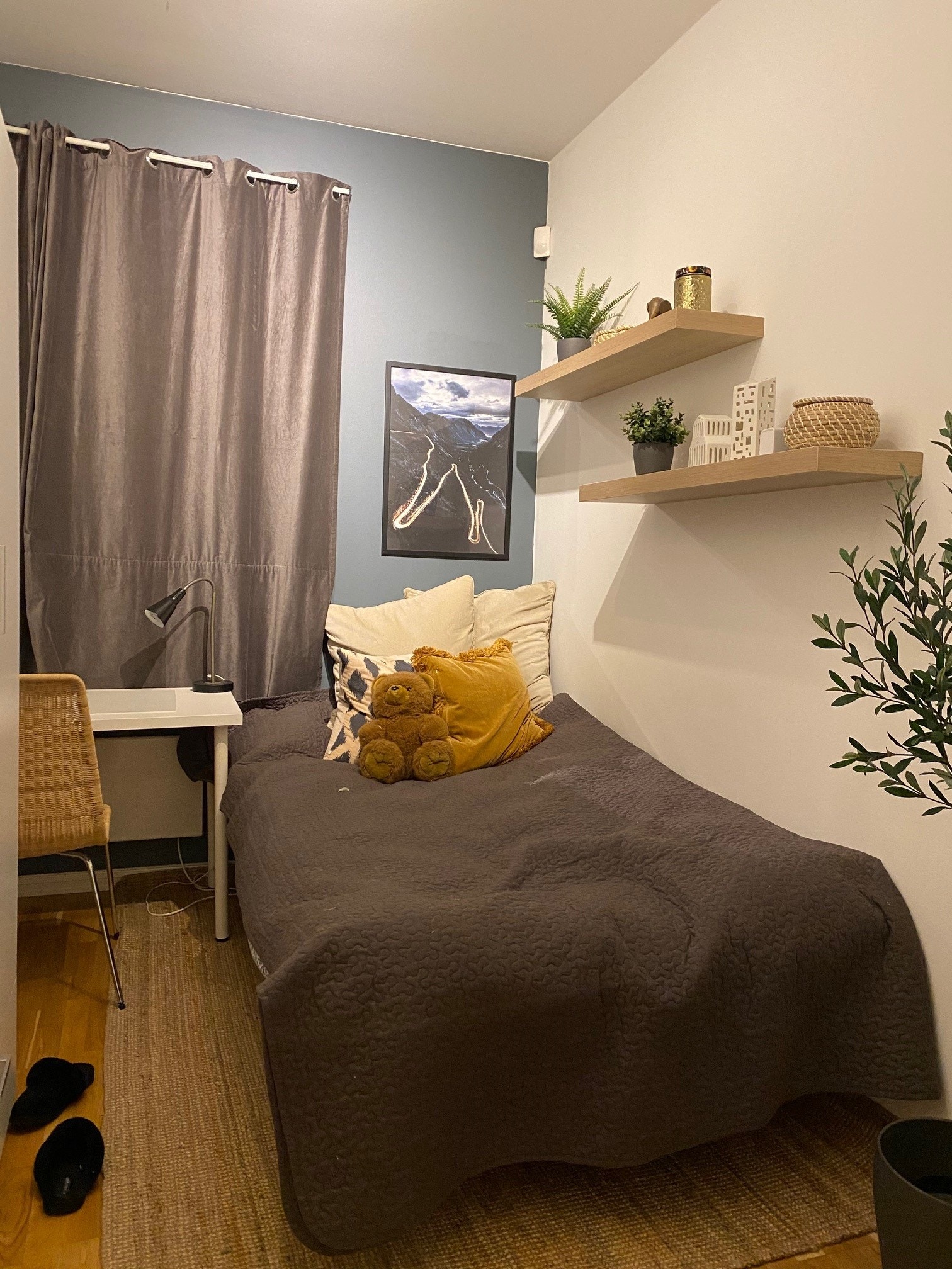 Soverom 3: Skap, pult, stol, gardiner, lampe, panelovn og hyller følger med. Galleribilde