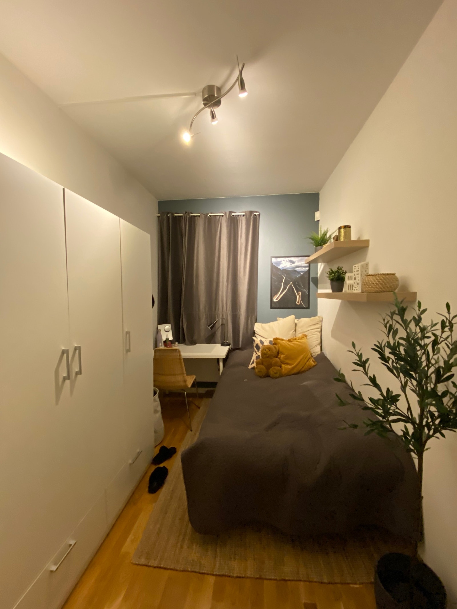 Soverom 3: Skap, pult, stol, gardiner, lampe, panelovn og hyller følger med. Galleribilde