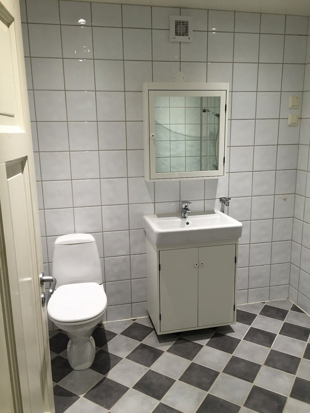 Bad med wc, servantskap, speilskap og dusj Galleribilde