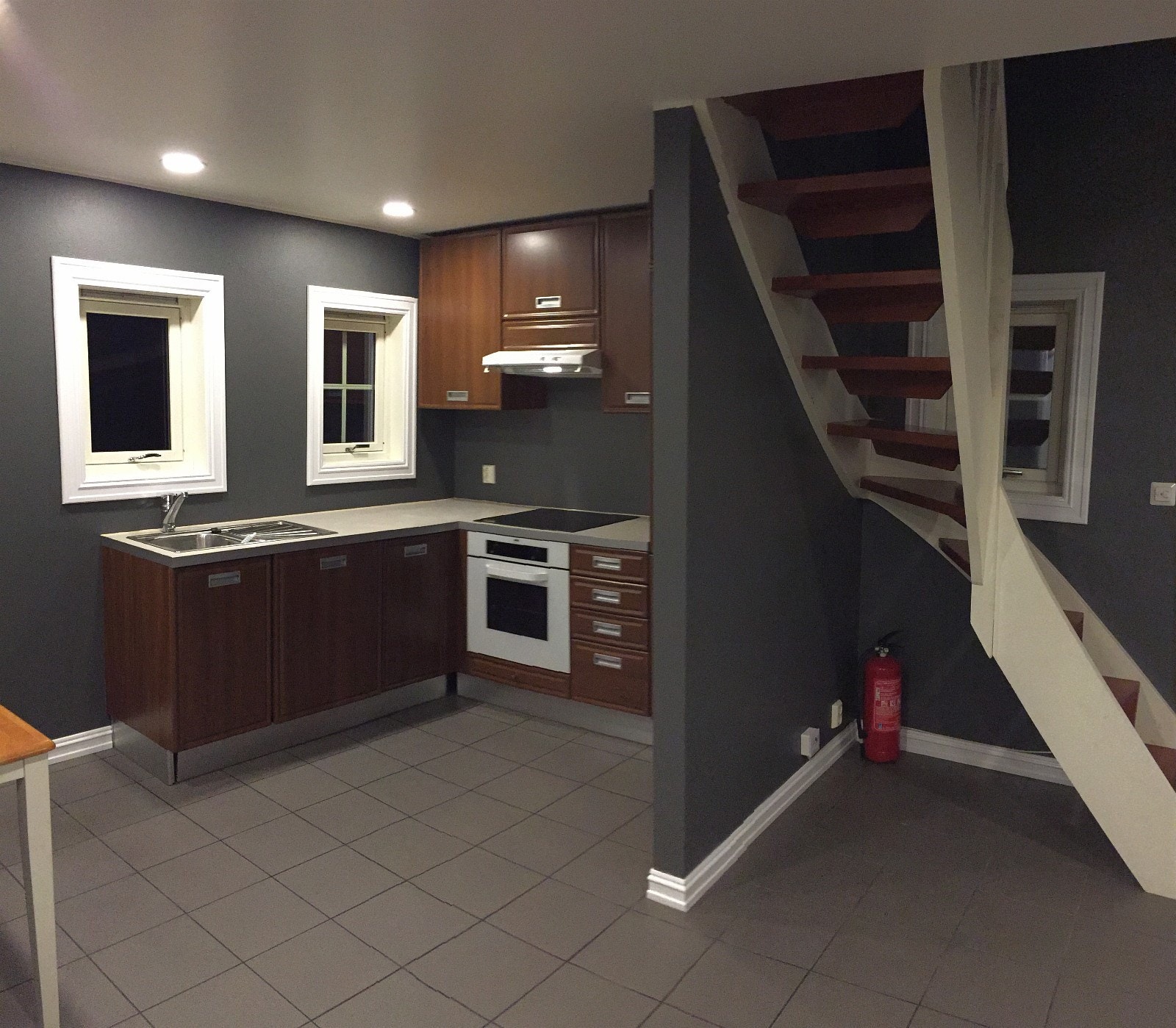 Kjøkken og trapp til loft Galleribilde