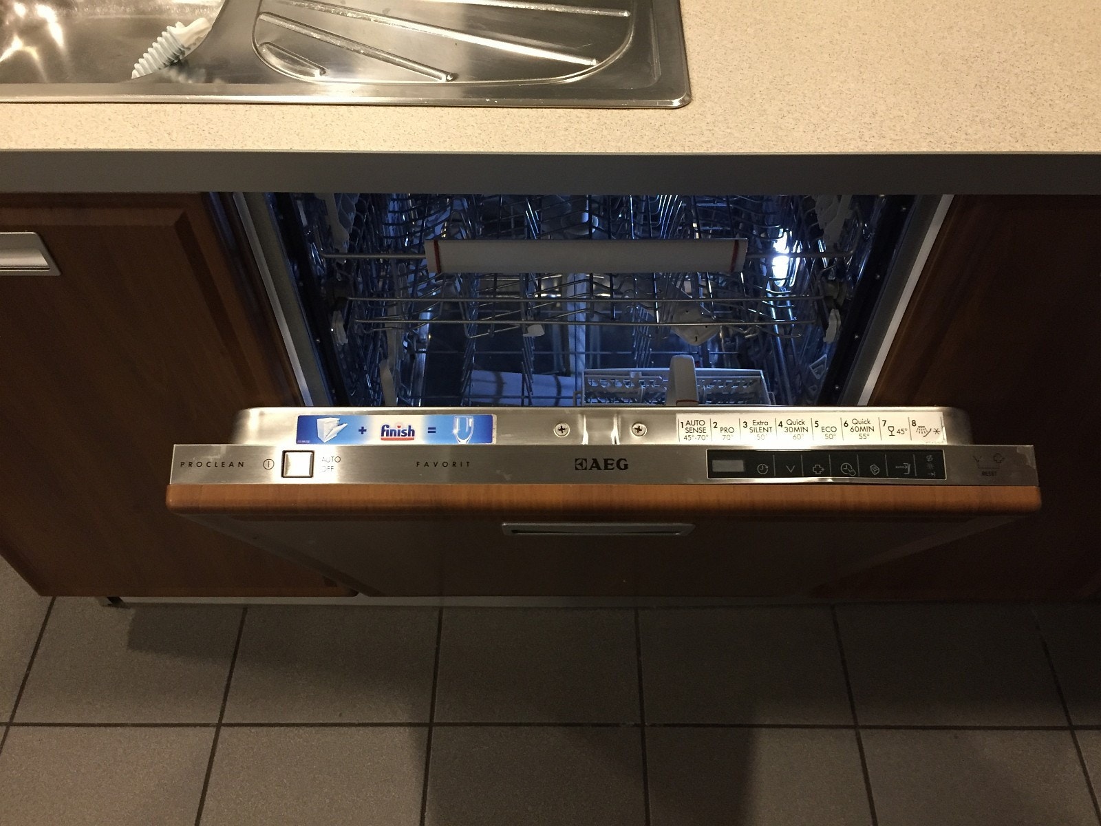 Integrert oppvaskmaskin på kjøkken Galleribilde