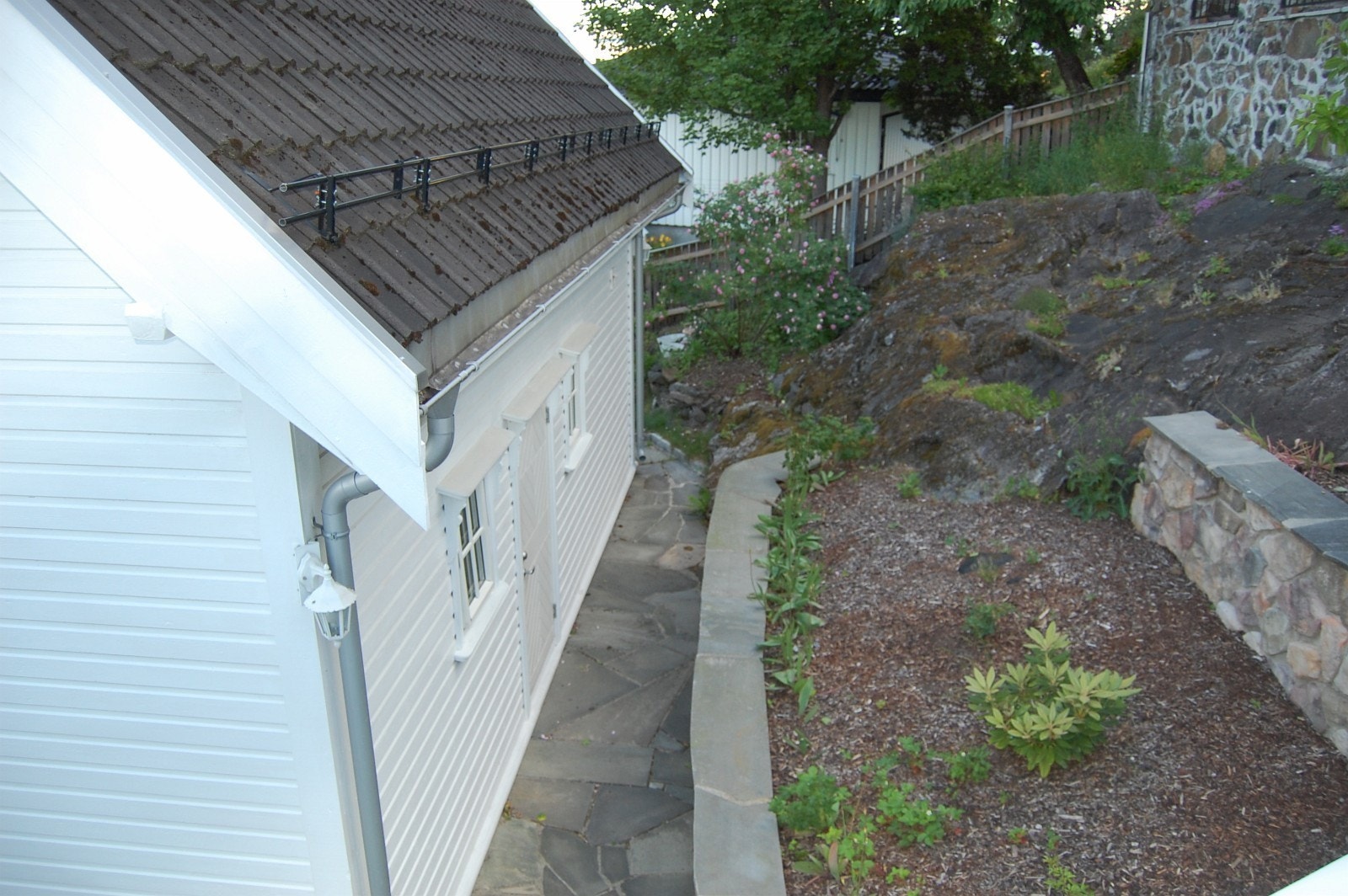 Inngangsparti med skiferlagt sti Galleribilde