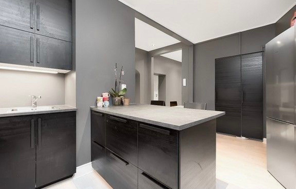 Moderne og nytt kjøkkenet med alle hvitvevarer og alt du trenge. God oppbevaring i skapene. Galleribilde