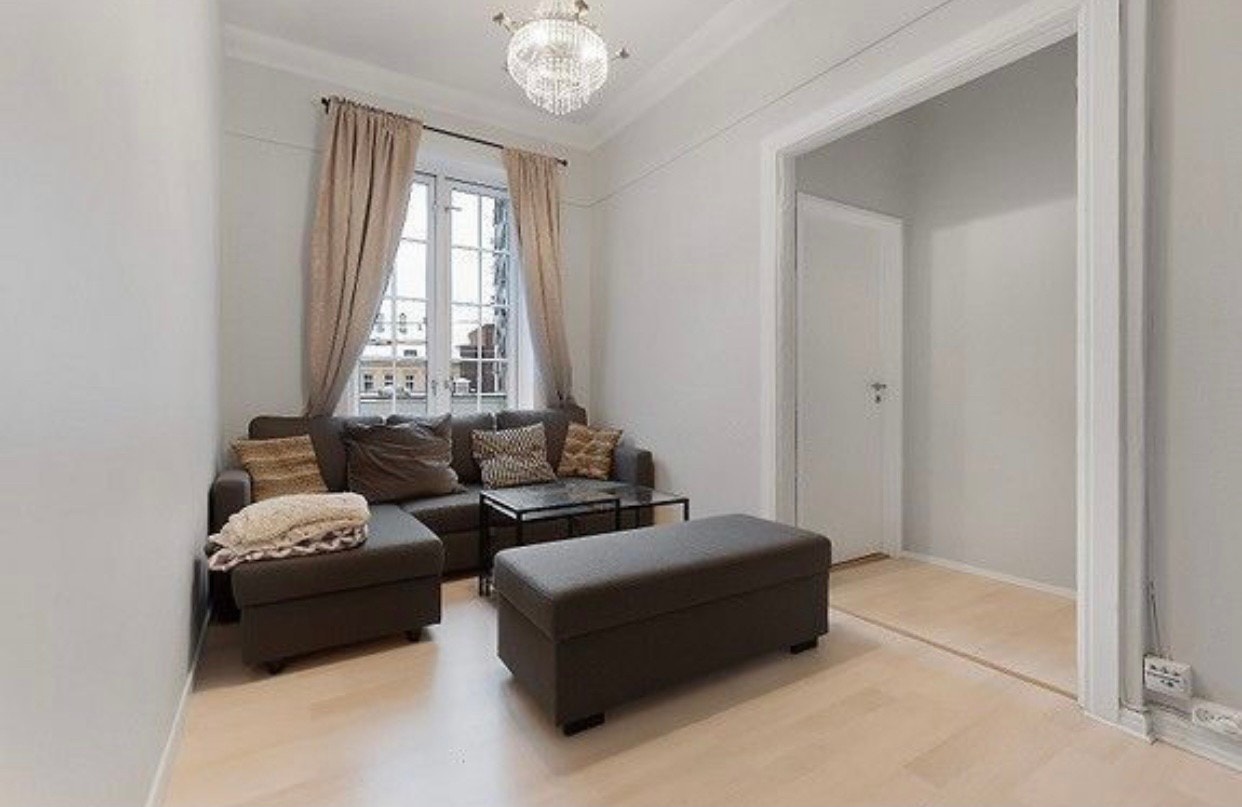 Stor stue med gode sitteplasser. Store vindu med god utsikt. Lysekrone i taket er stas! Galleribilde