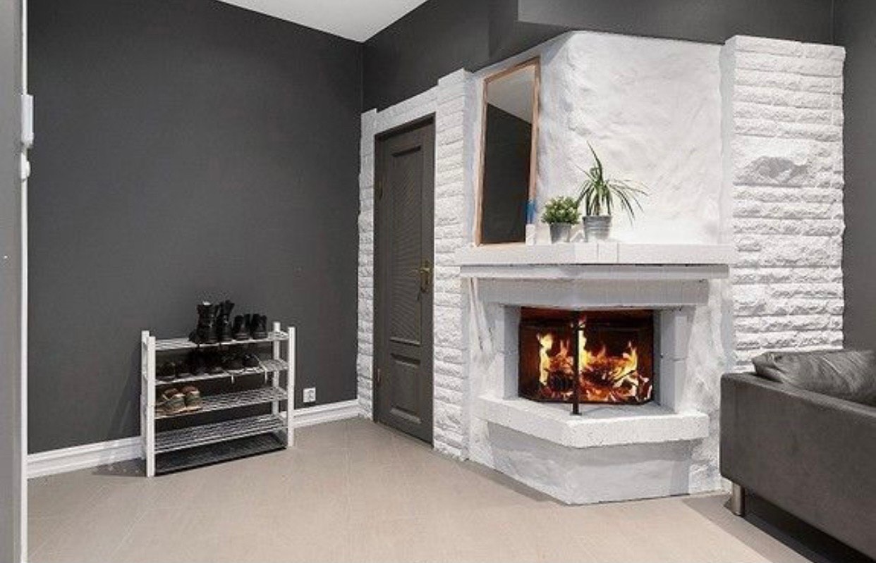 Stor gang med hyggelig peis og god plass til sko og klær Galleribilde