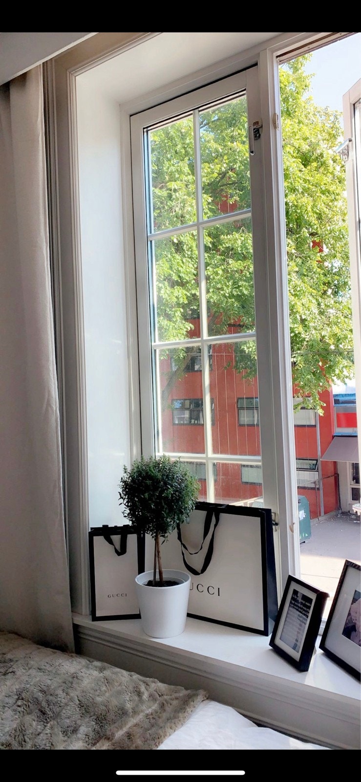 Store flotte vindu med bred vinduskarm. Fin utsikt med et stort og flott tre rett utenfor. Nydelig å våkne til! Galleribilde