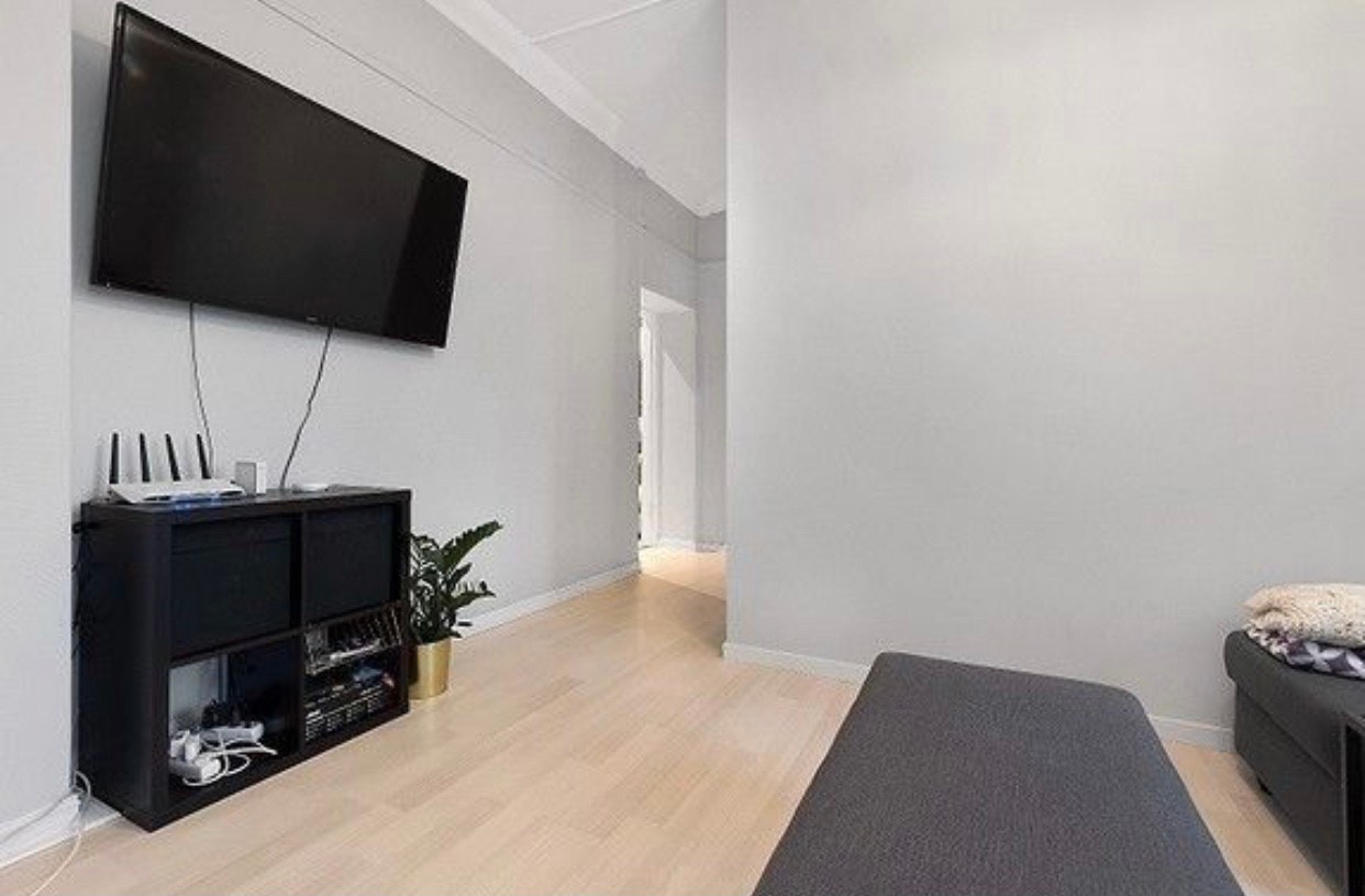 Stor tv med alt du skulle trenge på. Her er det lett å ta seg en filmkveld, spillkveld eller slå seg til ro alene. Galleribilde