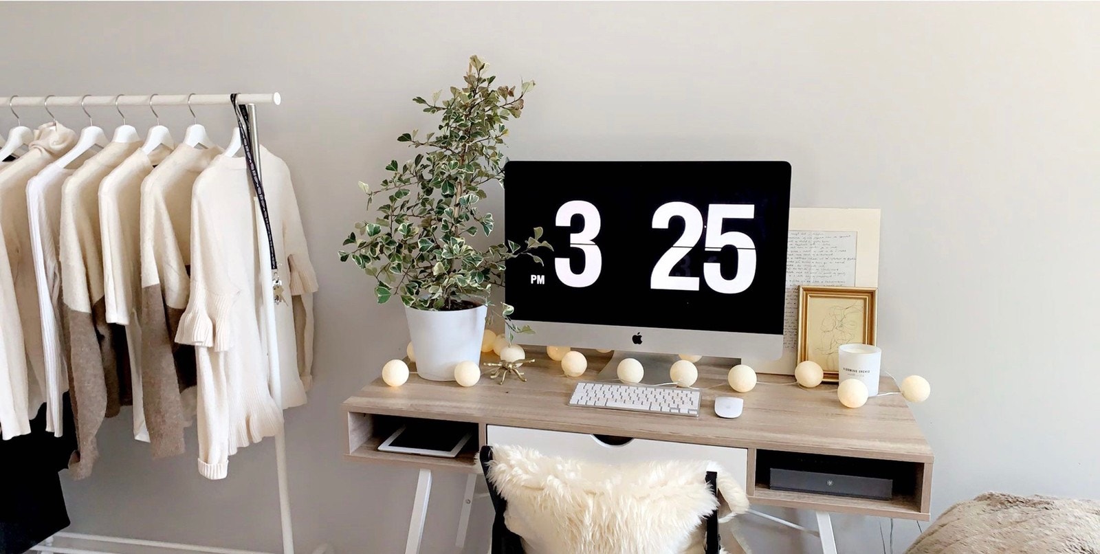 Ene veggen på rommet. God plass til skrivebord, kommode, klær og oppbevaring. Galleribilde