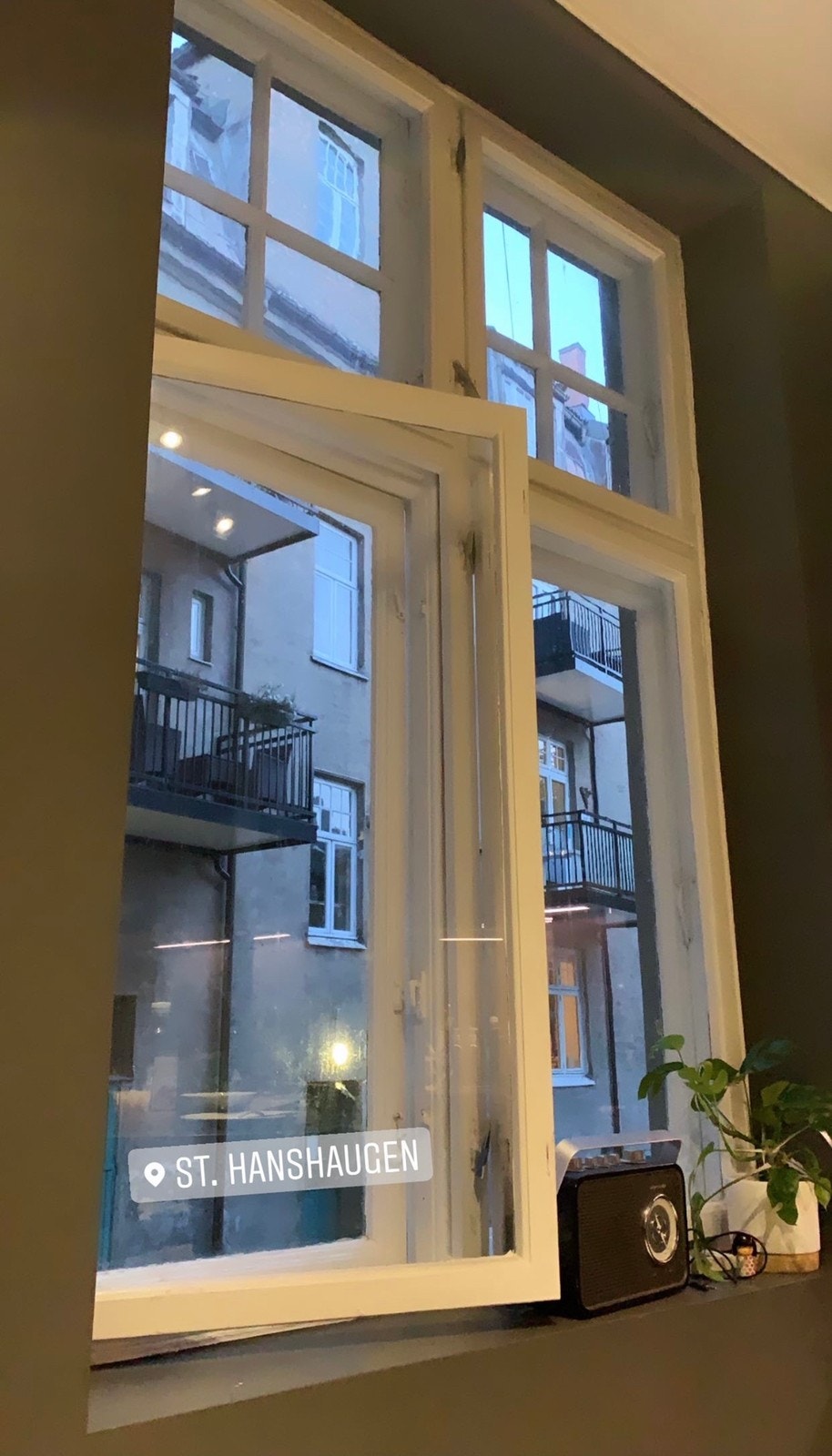 Stort vindu ut til en flott bakgård på kjøkkenet. Galleribilde