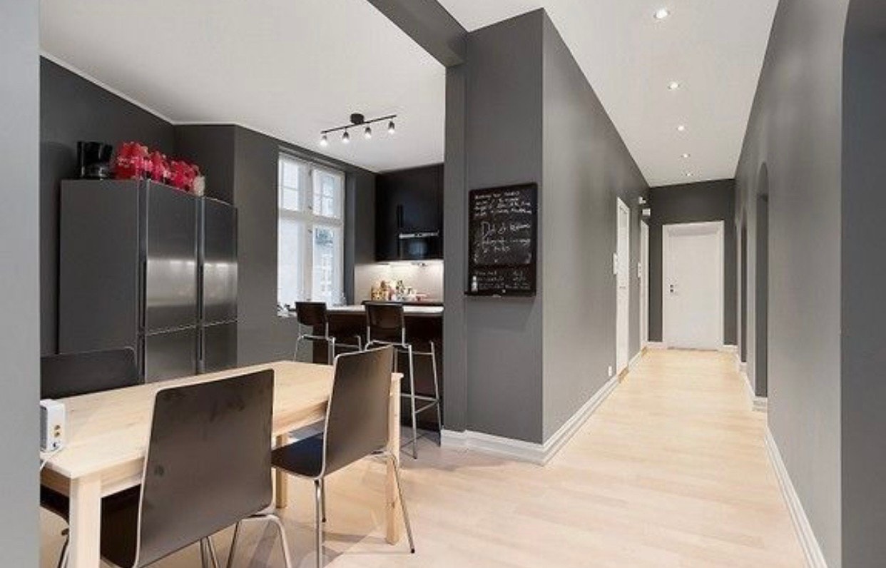 Spiseplass ved kjøkken og store kjøleskap med mer en nok plass. Det er også satt inn en ny fryser på kjøkkenet. Galleribilde