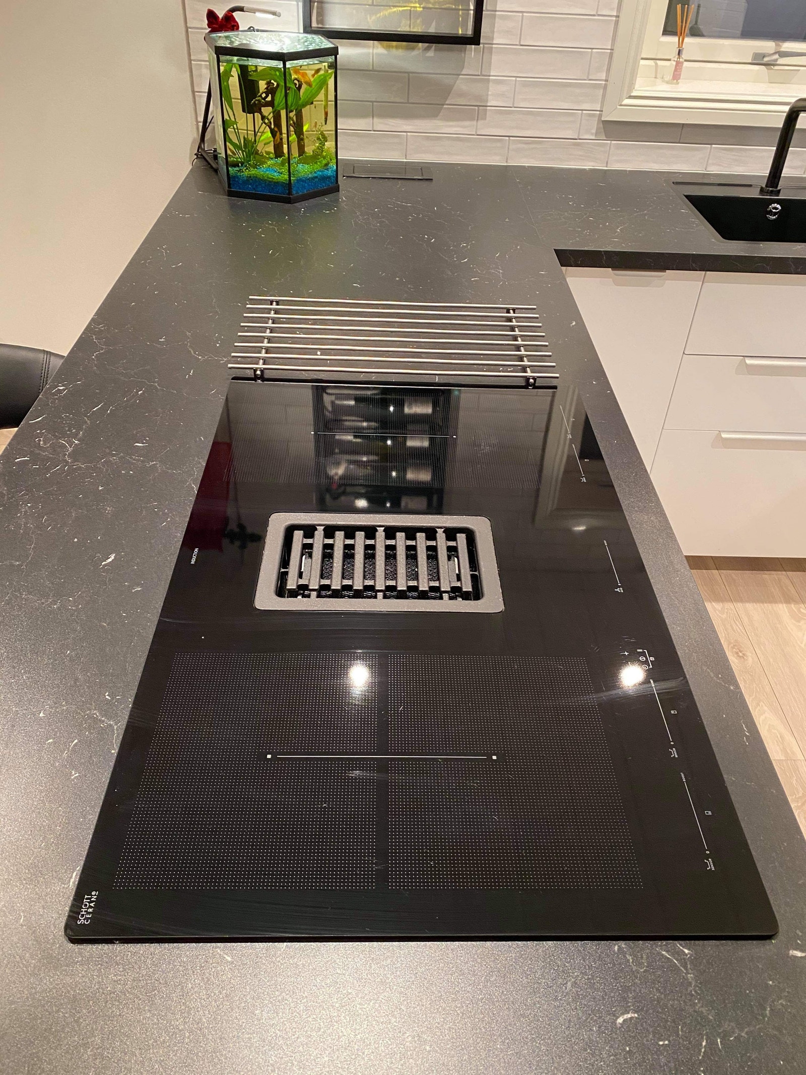 Kjøkken med nedfelt stekeplate og ventilator Galleribilde