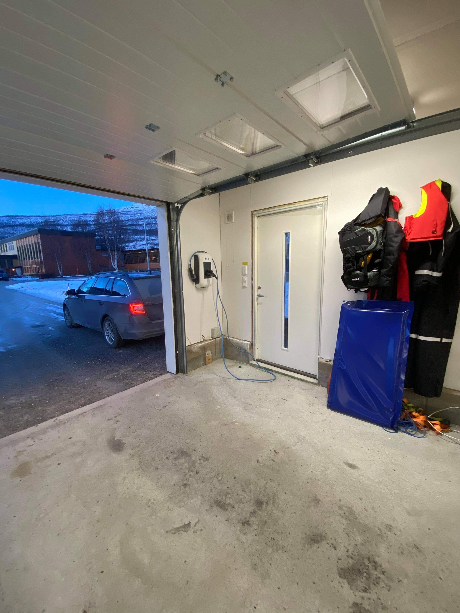 Elbilladder i garasjen Galleribilde