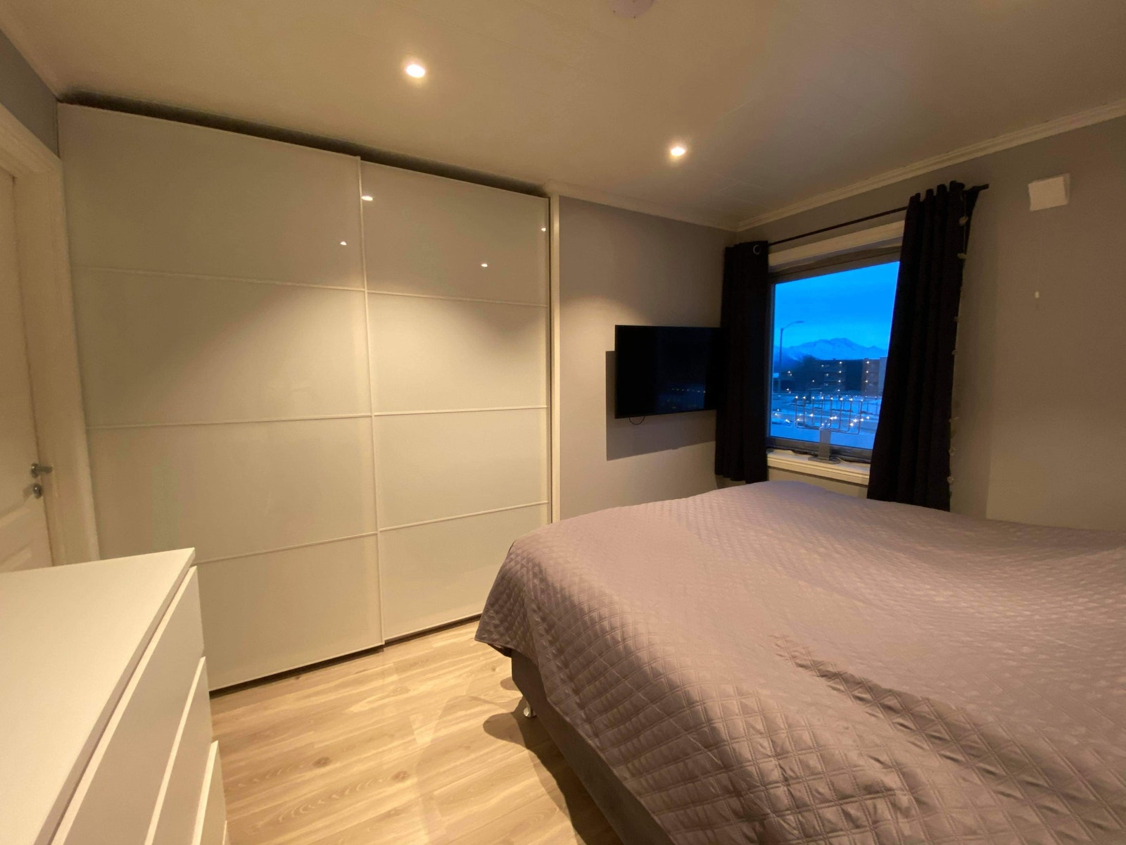 Soverom 1, med skyvedørsgarderobe Galleribilde