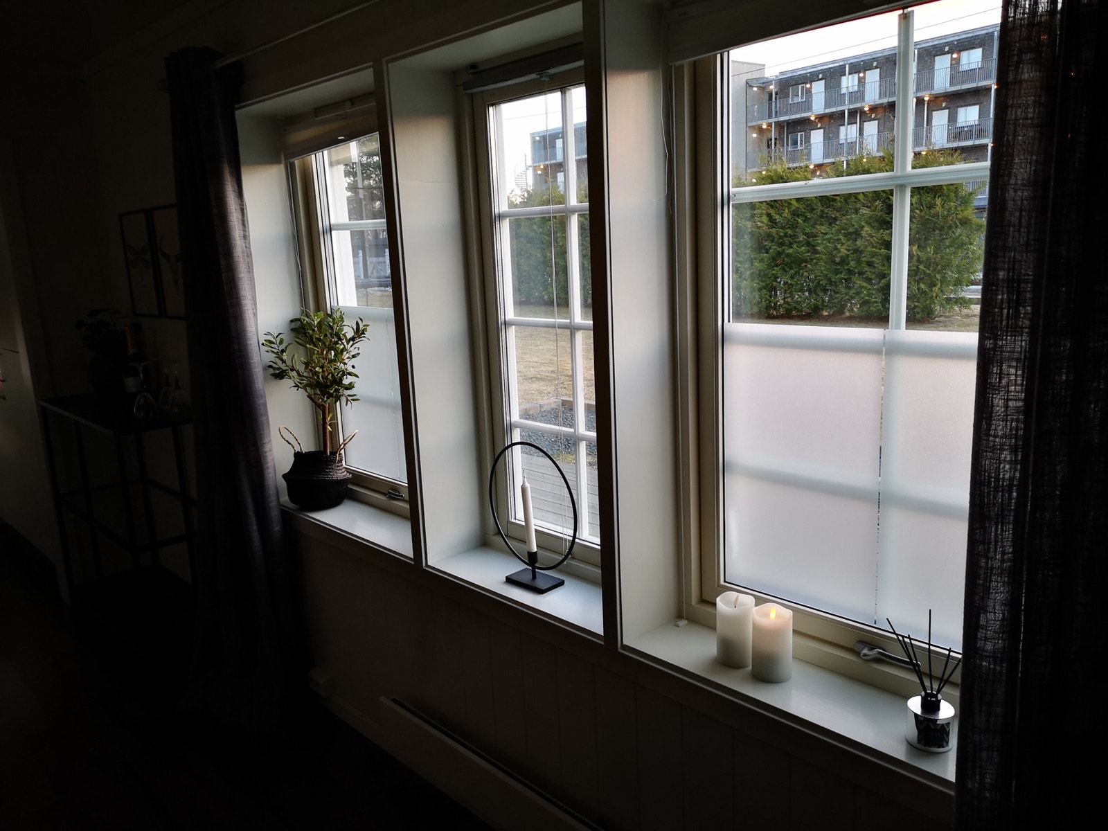 Stue, store vinduer som slipper inn godt med sollys Galleribilde