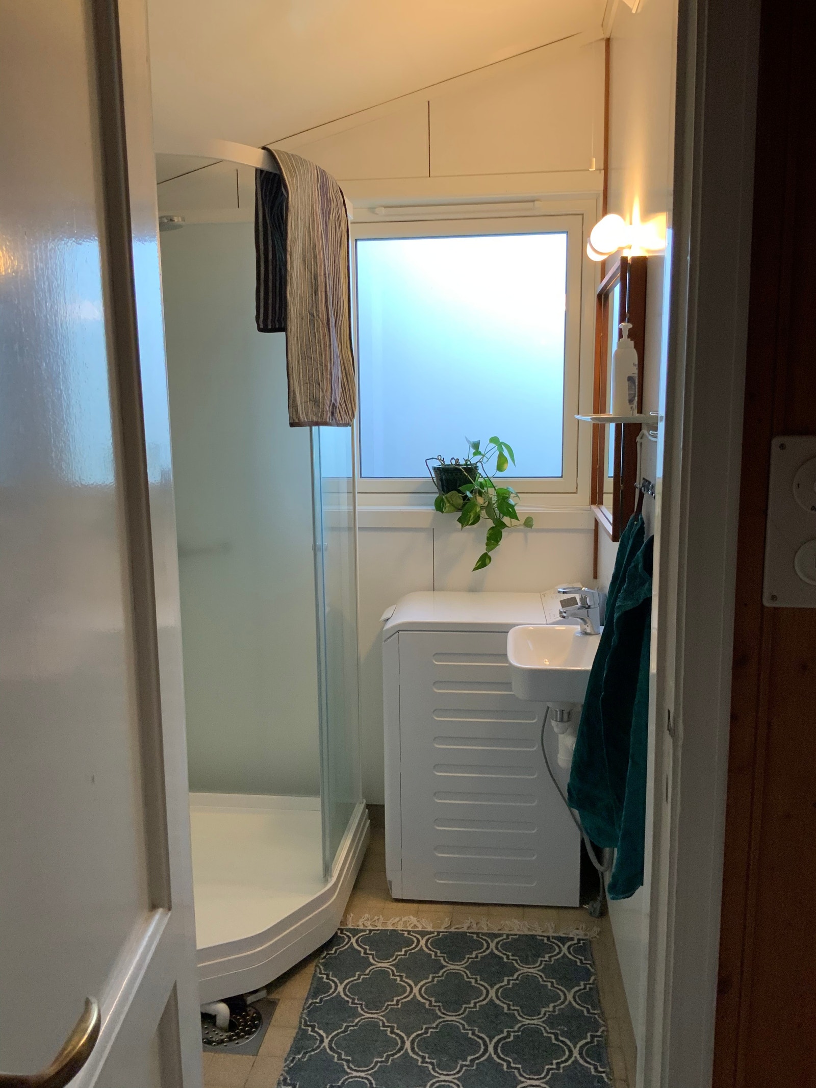 Bad med nyere vaskemaskin. Galleribilde