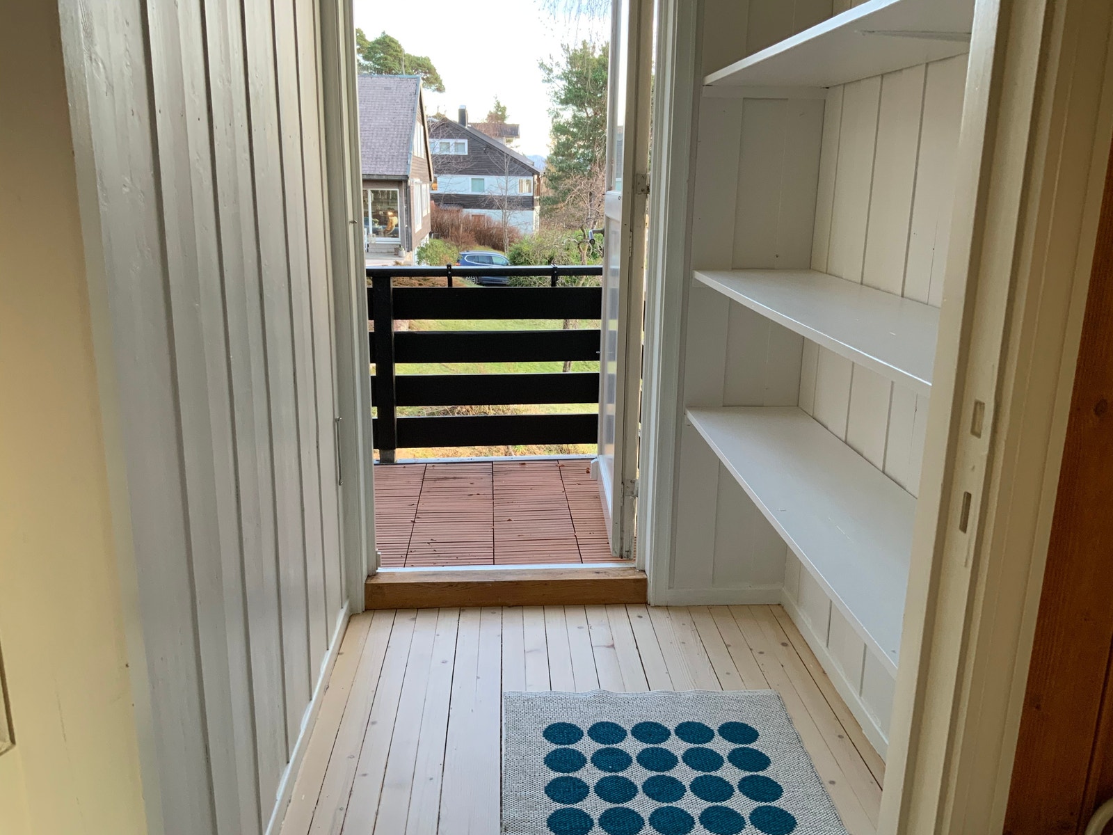 En av bodene har utgang til luftebalkong. Her kan morgenkaffen inntas i sola, klær kan tørkes i sommerbrisen Galleribilde