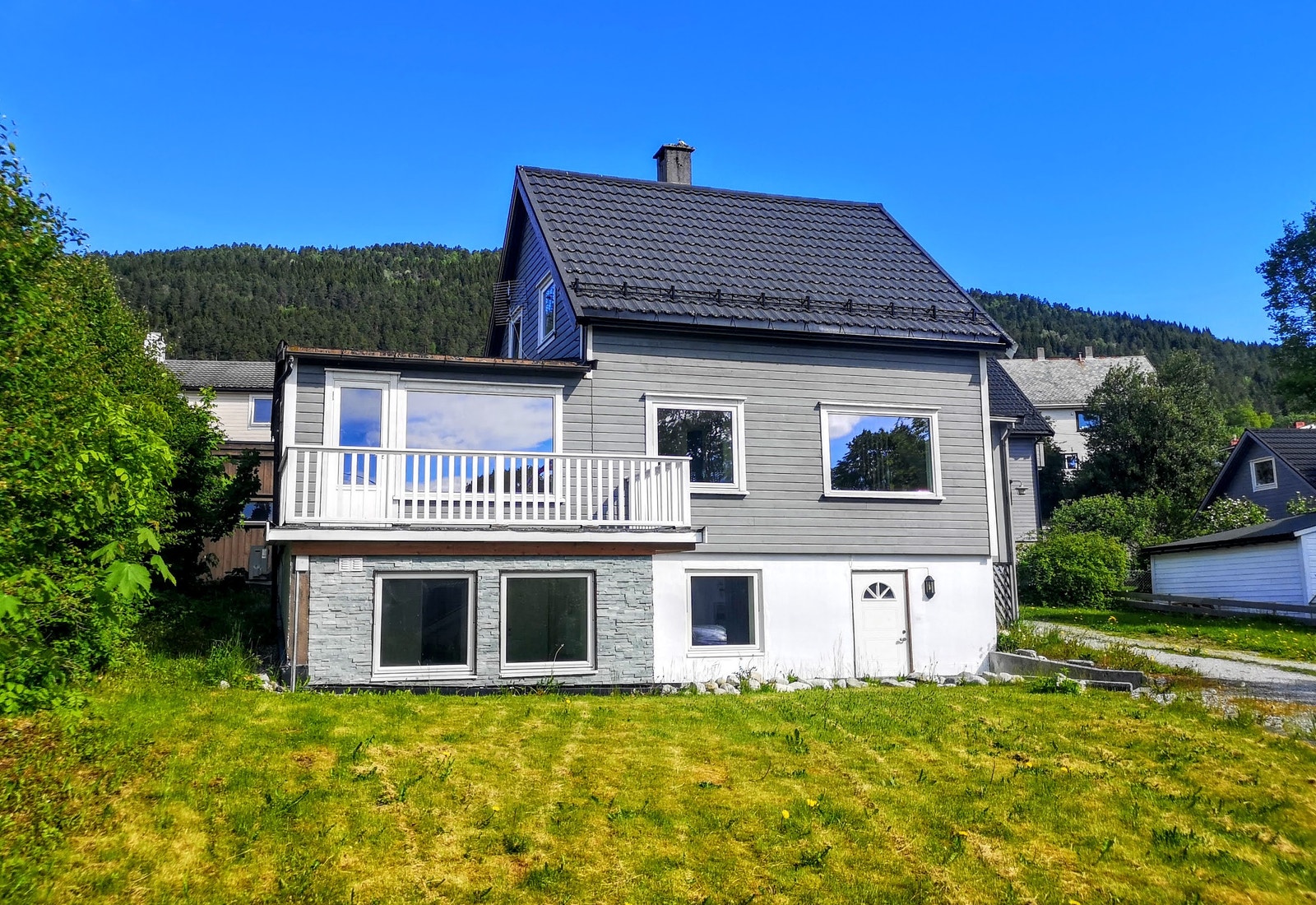 Hybel nede til venstre på bildet. Stor hage til fri bruk for leietaker. Galleribilde