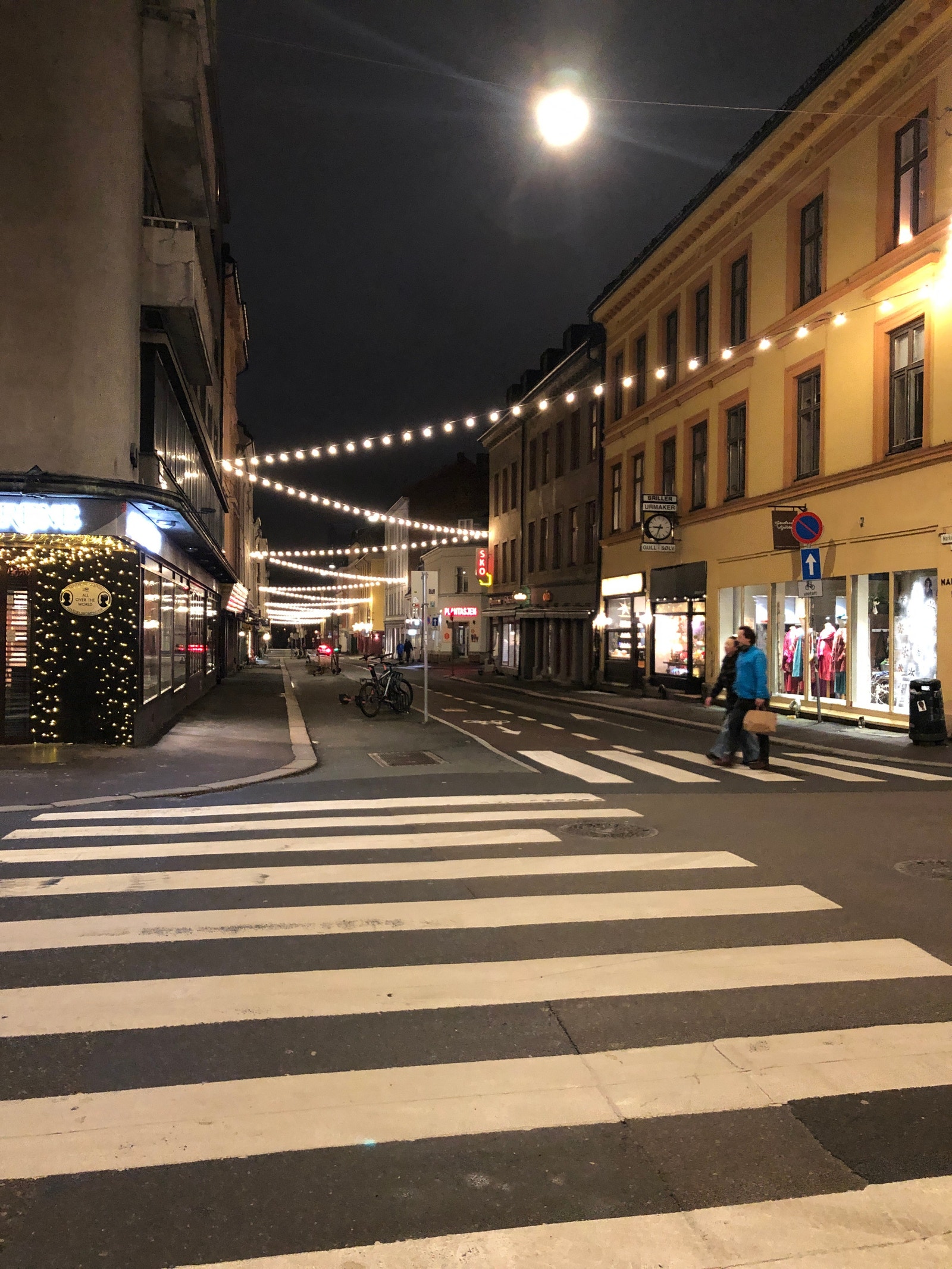 Julestemning i sidegaten Galleribilde