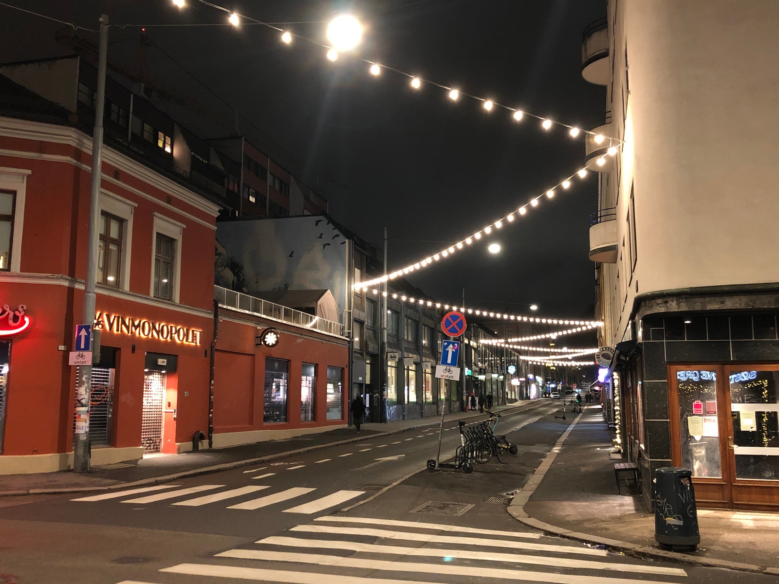 Julestemning i sidegaten Galleribilde