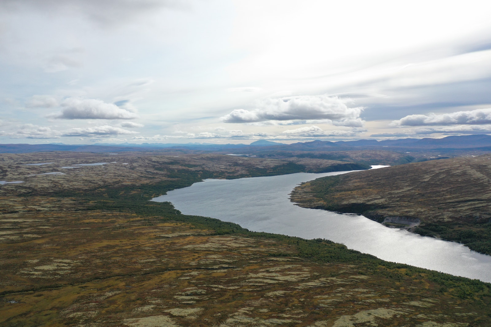 Innerdalsvannet. Det finnes mange fine fiskevann i området. Galleribilde