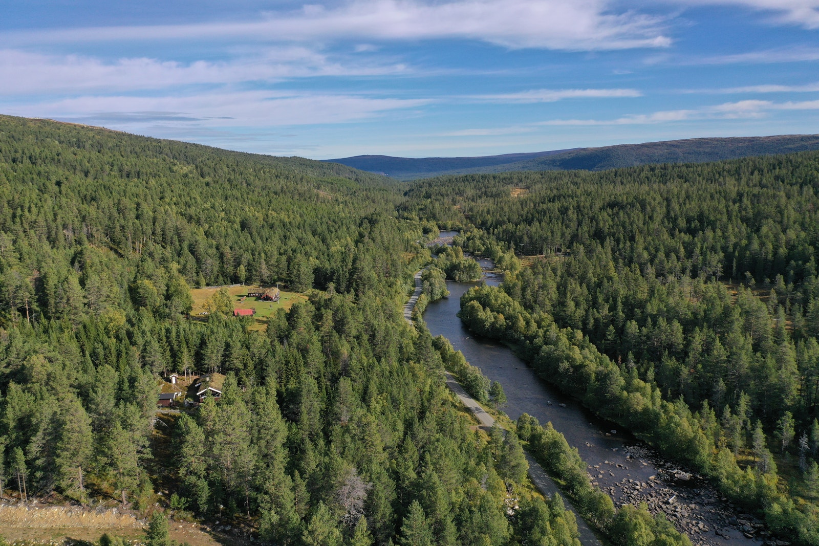 Vakre Innerdalen, hvor elva Inna renner harmonisk nedover dalen. Galleribilde