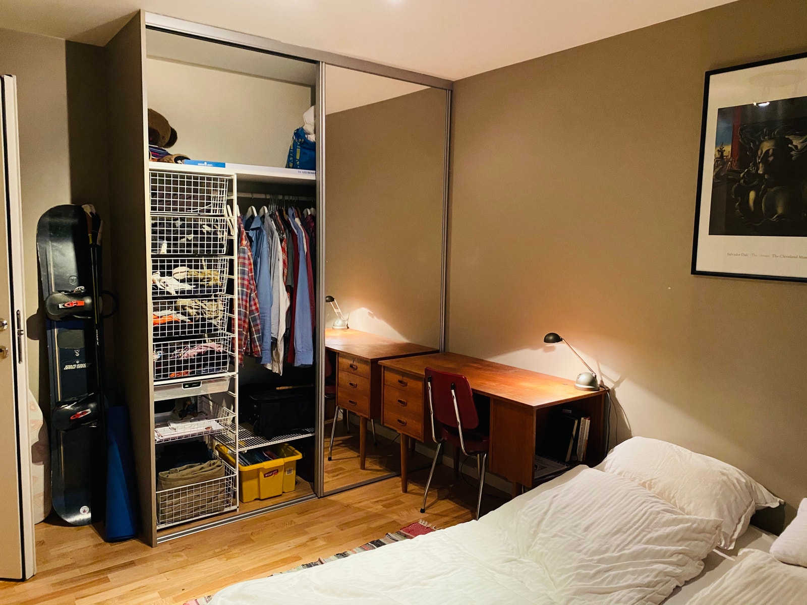 Spacious wardrobe Galleribilde