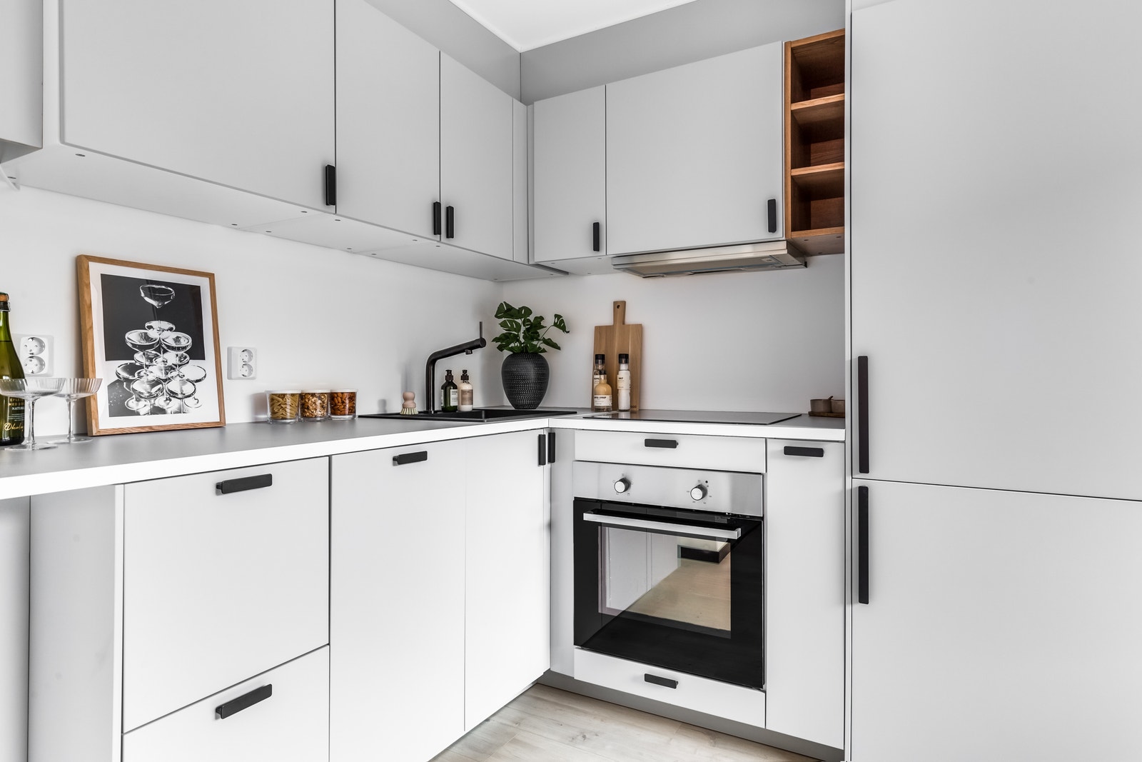 Kjøkkenet har integrert kjøl/frys, stekeovn, platetopp og oppvaskmaskin Galleribilde