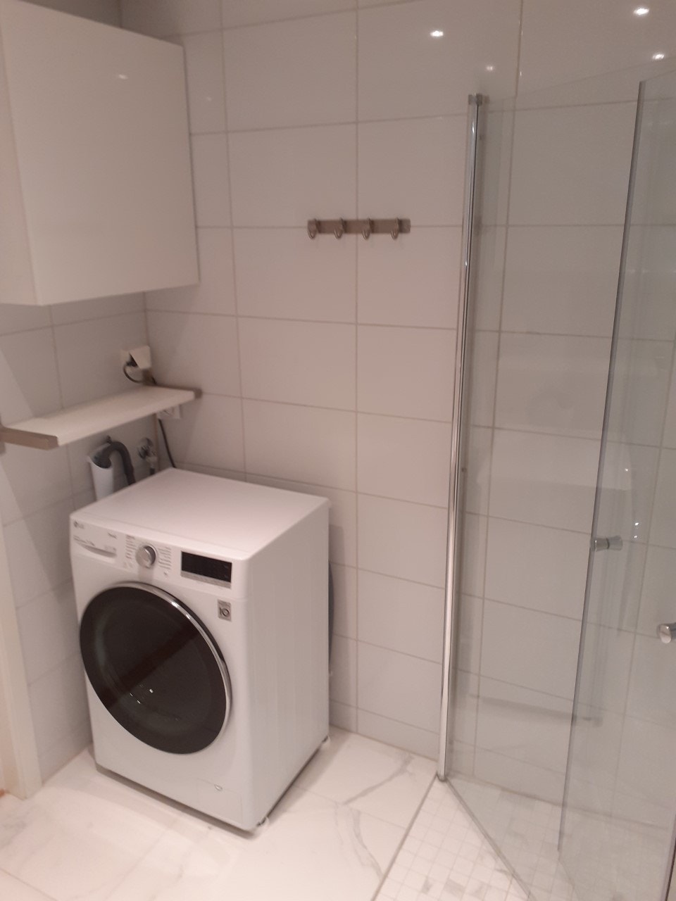 Praktisk vaskemaskin fra 2020 på badet. Vaske restriksjoner 3.5 dager per uke. Galleribilde