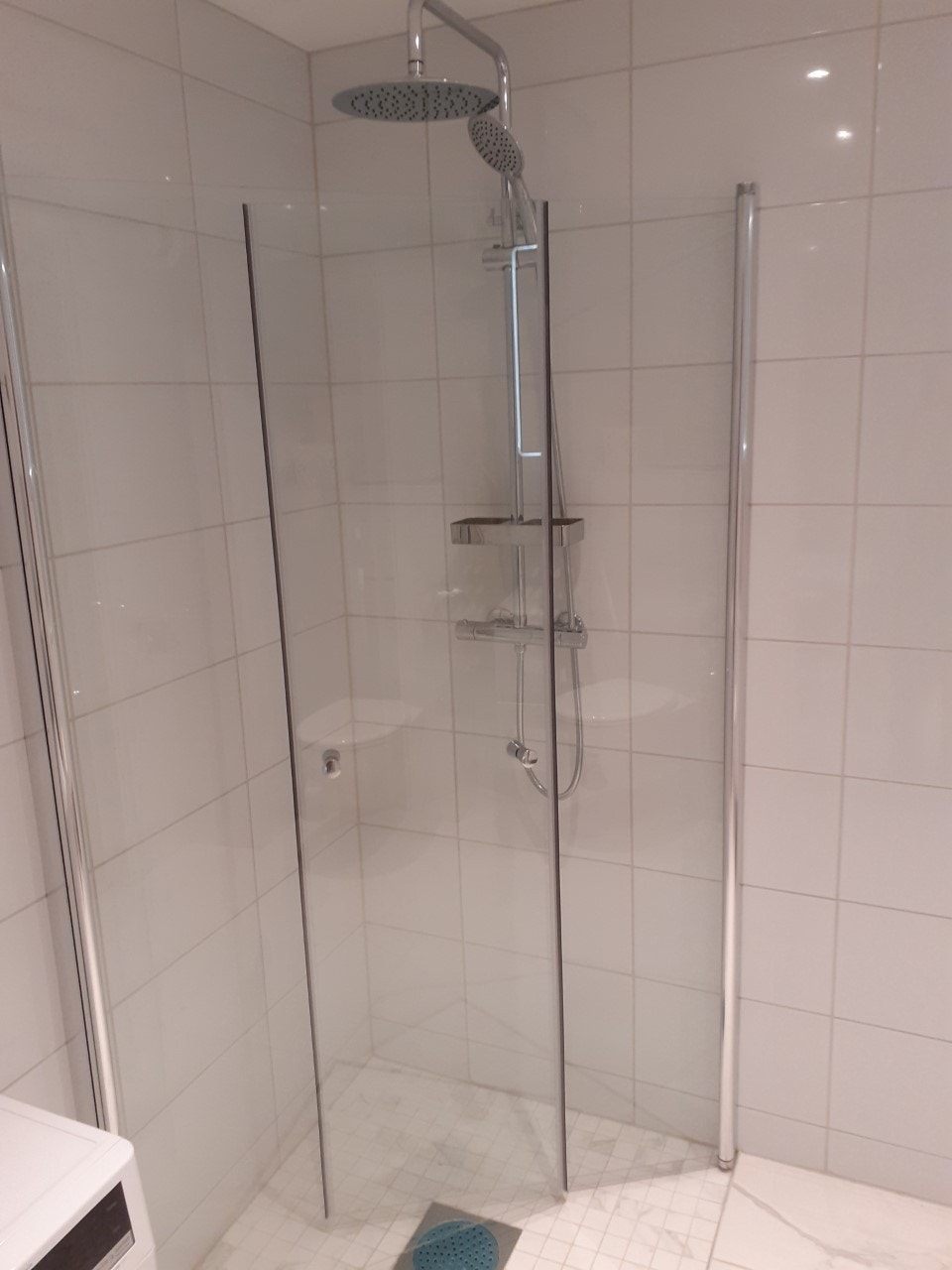 Dusj med mye varmt vann på badet. Galleribilde