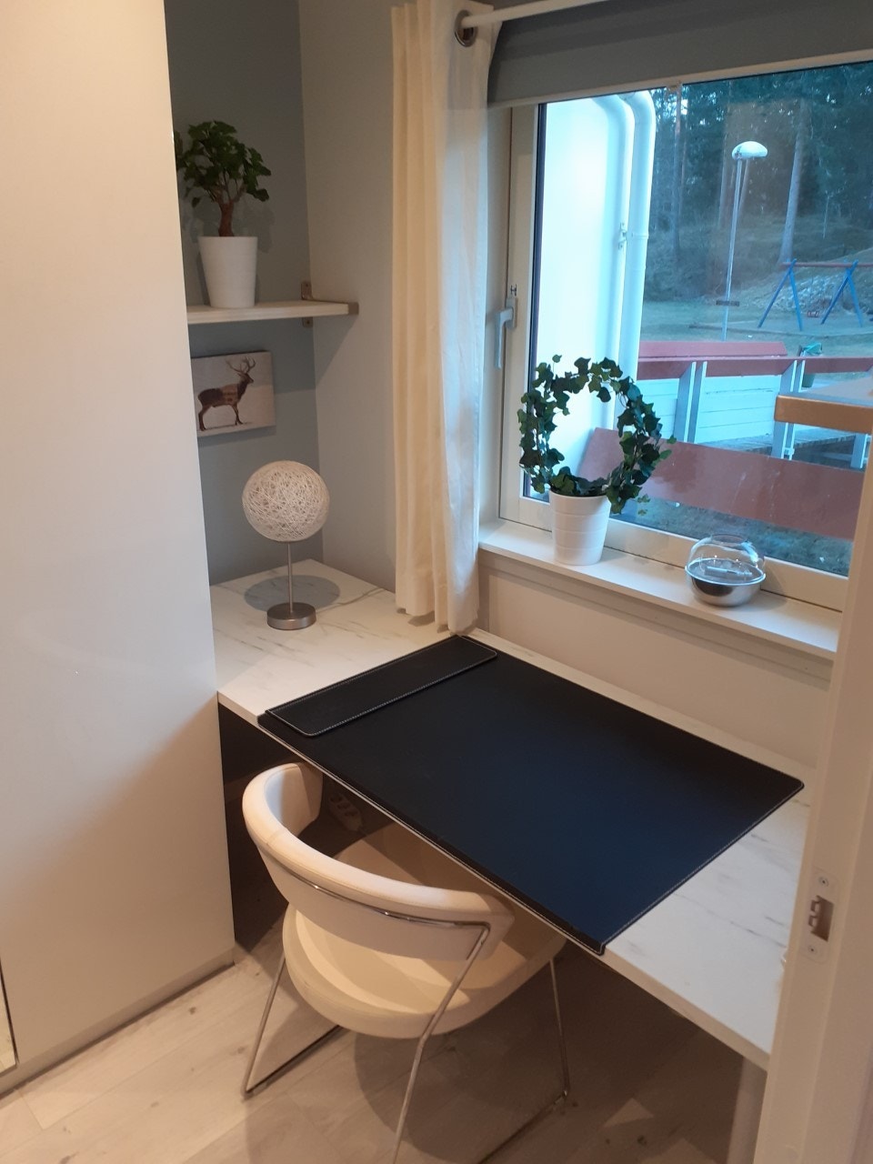 Arbeidsplass med utsikt ut av vindu. Passer til studenter og hjemmekontor. Galleribilde