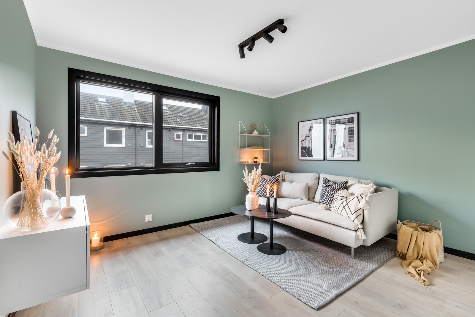 Stue - Hele leiligheten er nyoppusset innvendig og ingen har bodd her etter oppussingen! Galleribilde