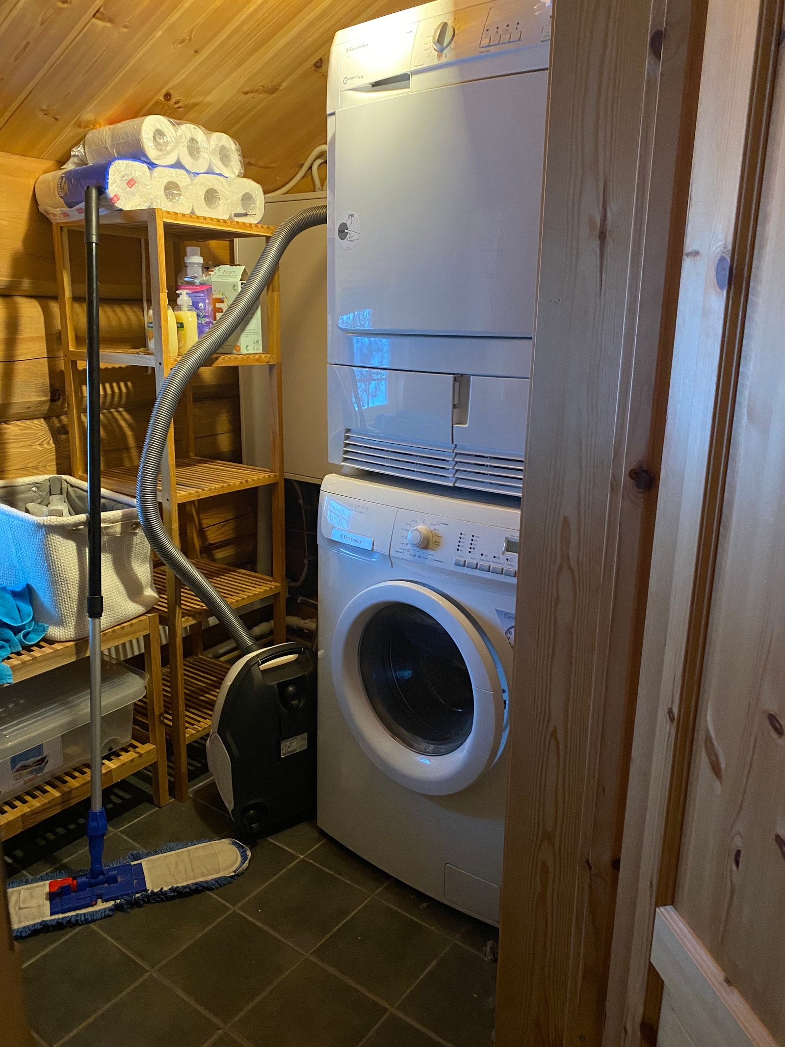 Vaskerom med vaskemaskin og tørketrommel. Galleribilde