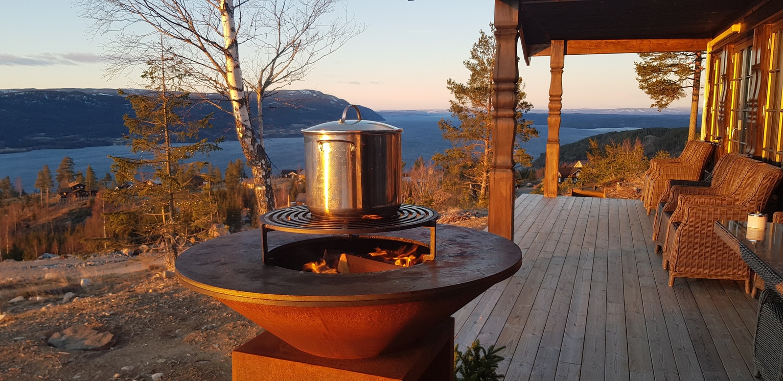 Sosialt matlaging /grill eller kose rundt bålpanne ute på terrassen Galleribilde
