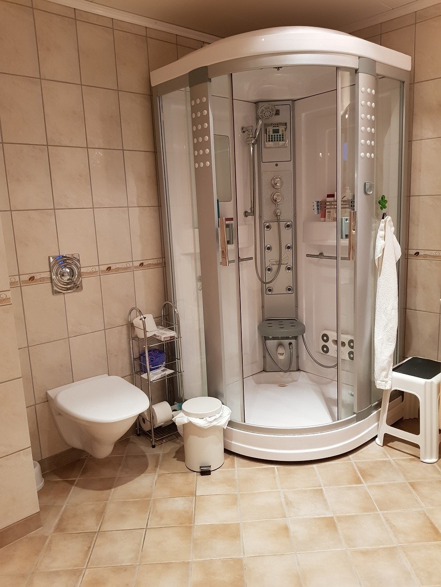 Dusj og vegghengt toalett Galleribilde