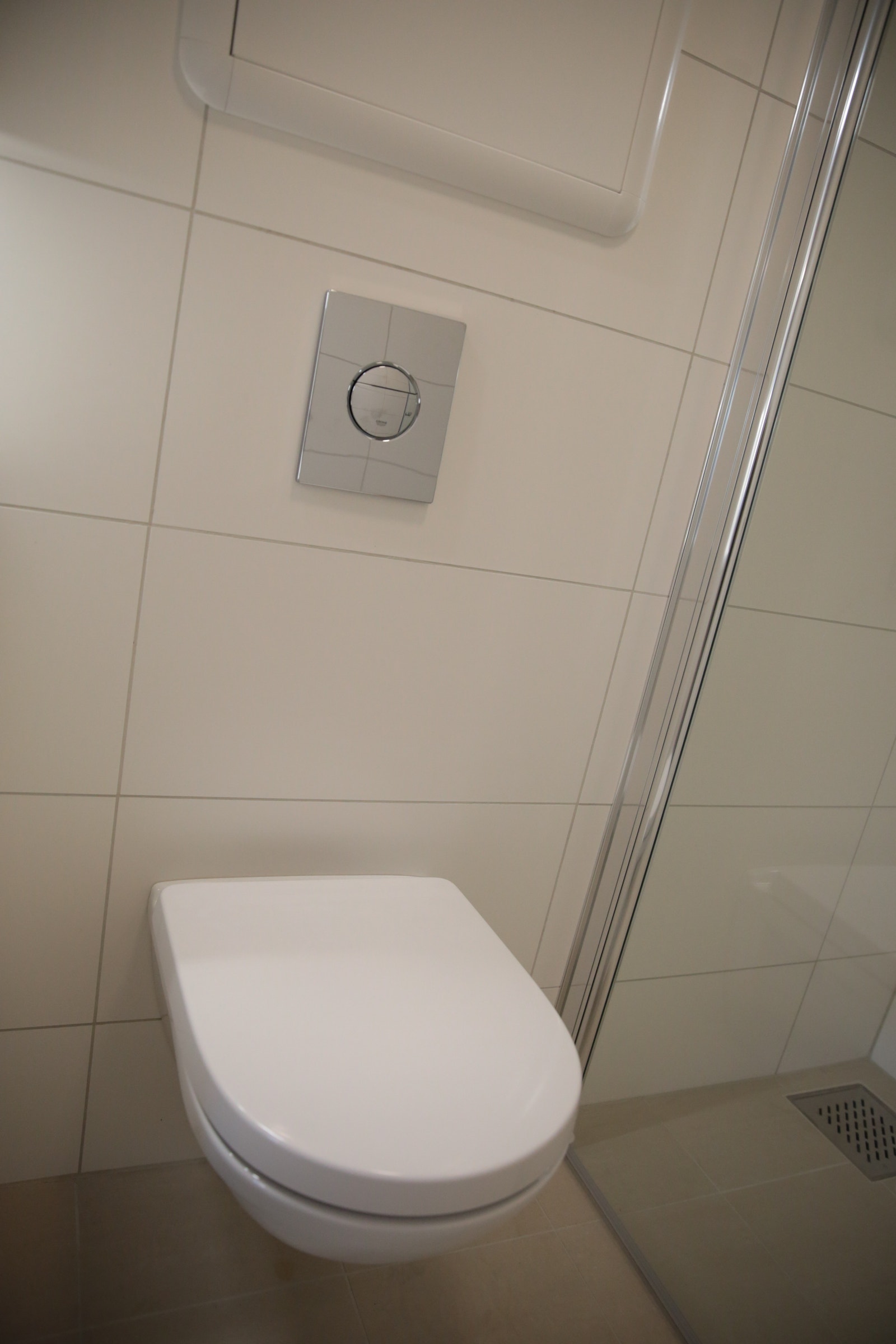 Vegghengt toilett Galleribilde