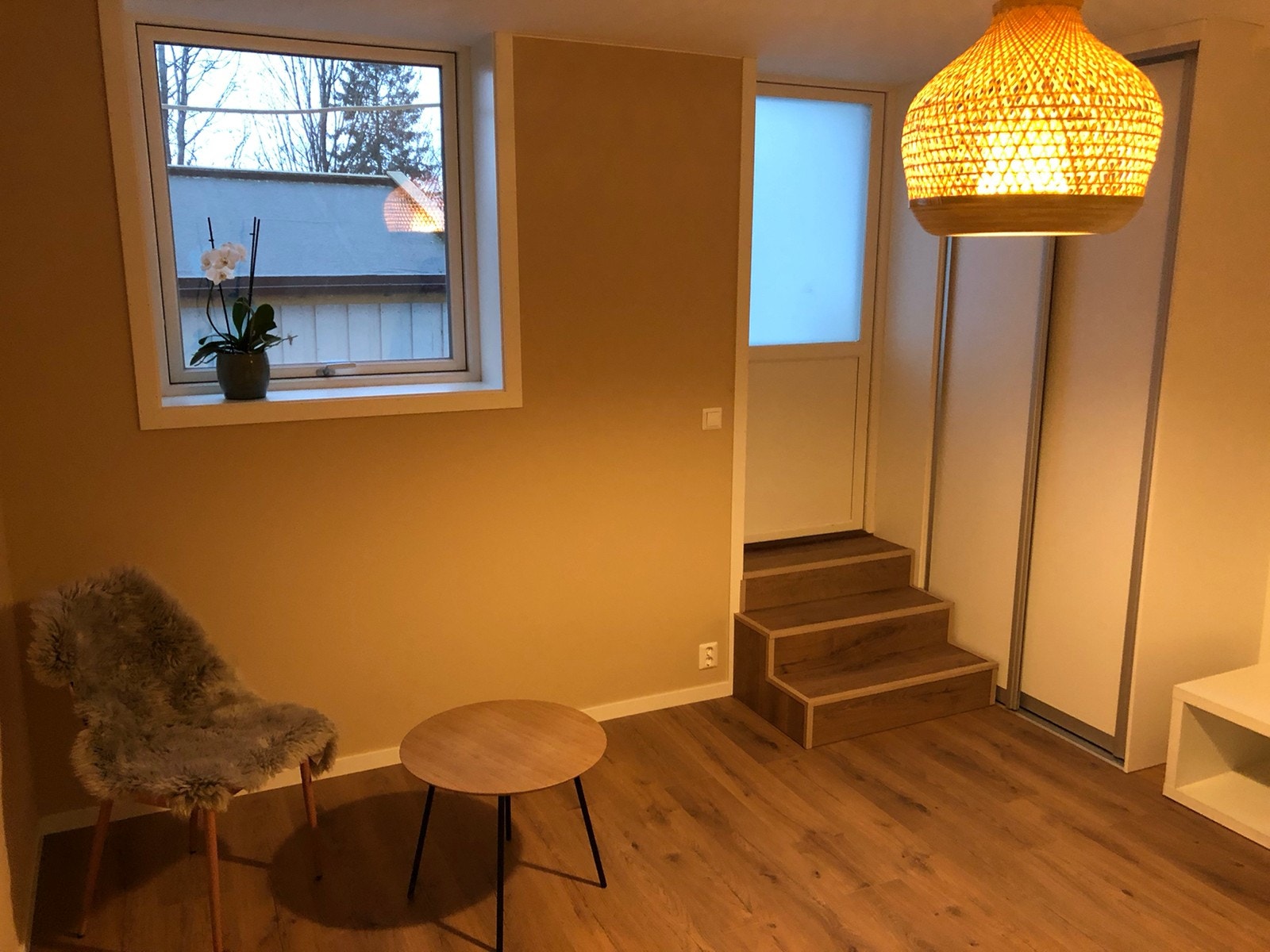 Romslig stue med inngang. Opplegg for TV/Internett. Ca 14,4kvm. Galleribilde