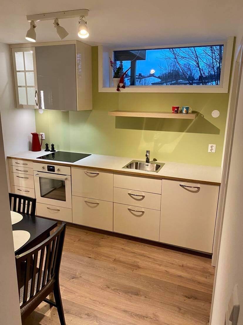 Kjøkken ca 7,2kvm med kombiskap integrert oppvaskmaskin, stekeovn og ventilator. Galleribilde