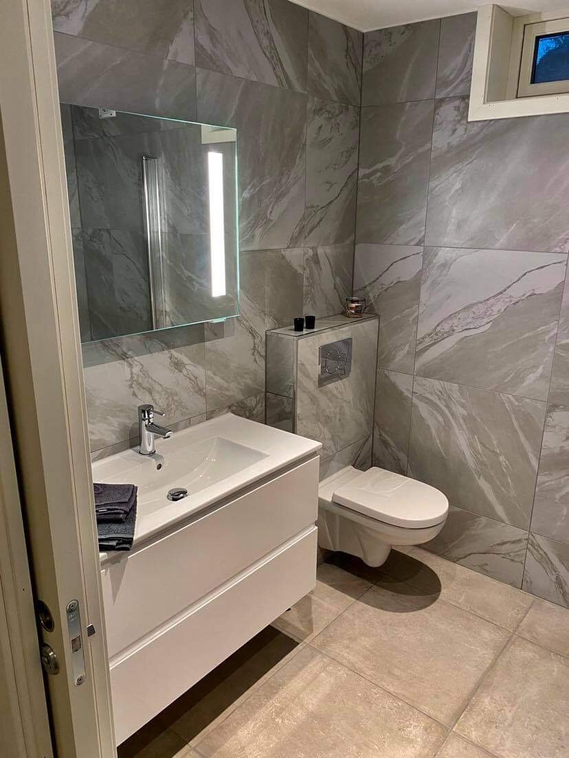 Bad ca 5kvm med dusjhjørne og opplegg for vaskemaskin. Galleribilde