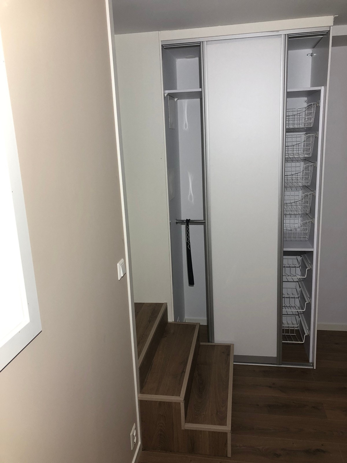 Romslig garderobe ved inngang for jakker, klær og sko. Galleribilde