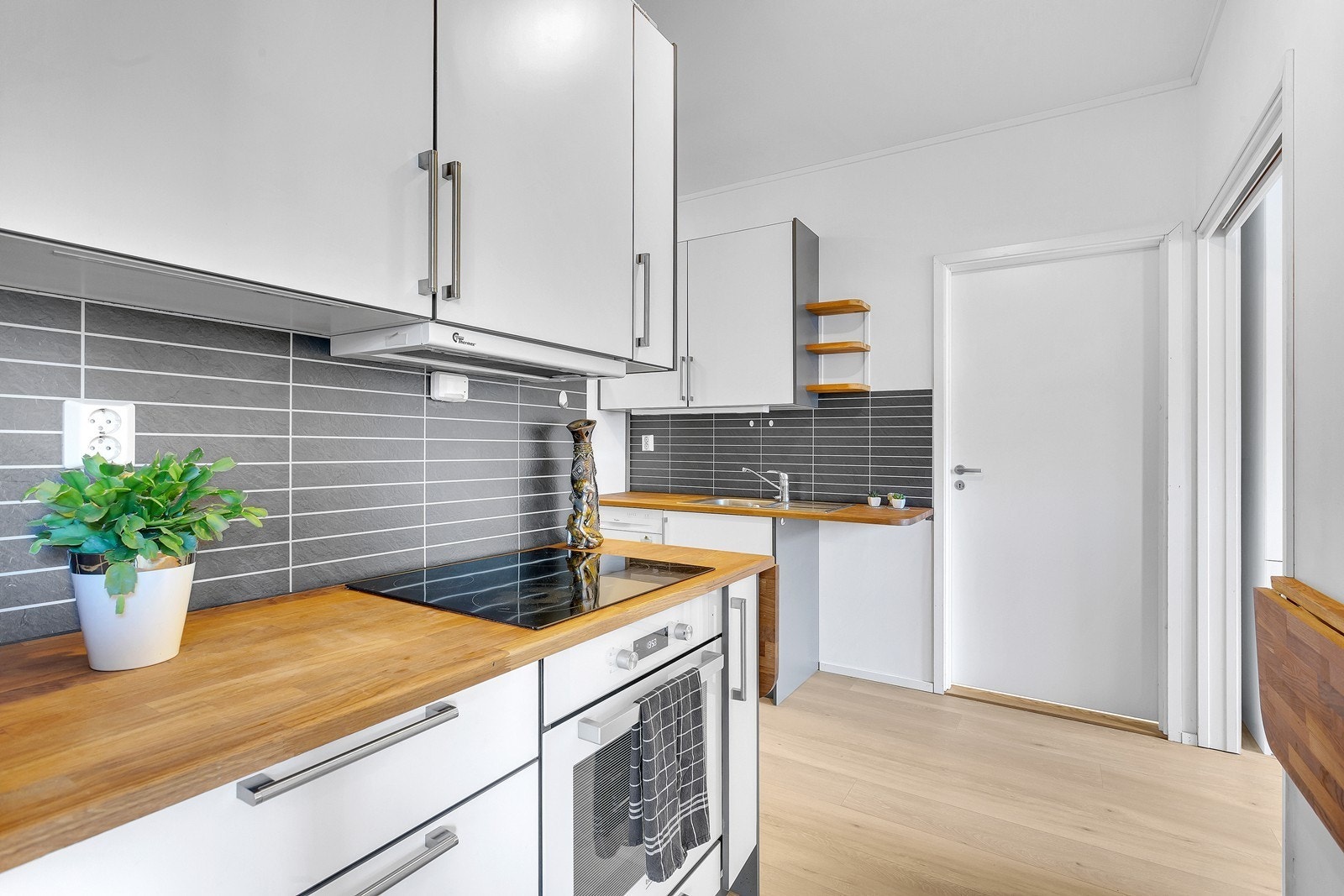 Romslig kjøkken med benkeplater og nedfellebare benkeplater Galleribilde