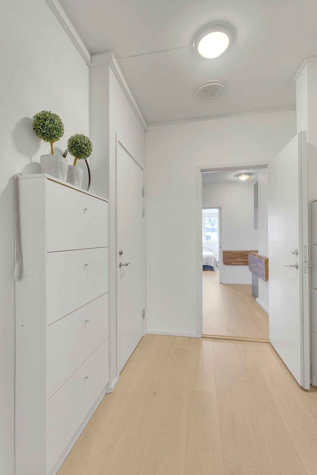 Felles yttergang med egen skoreol. Galleribilde