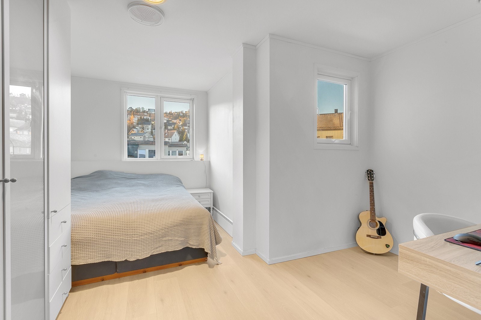 Stort soverom med mulighet for kontorfasiliteter Galleribilde