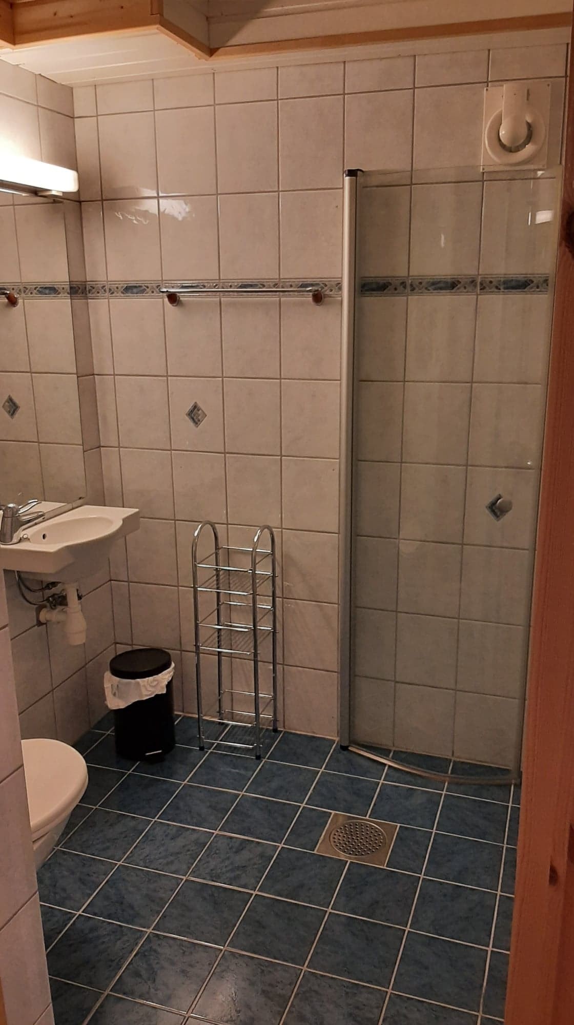 Flislagt bad underetasje Galleribilde