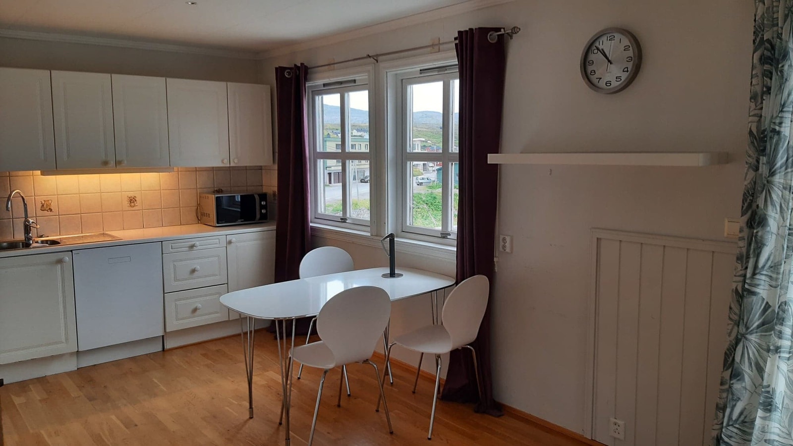 Kjøkkenplass med utsikt over Mehamn og havna Galleribilde