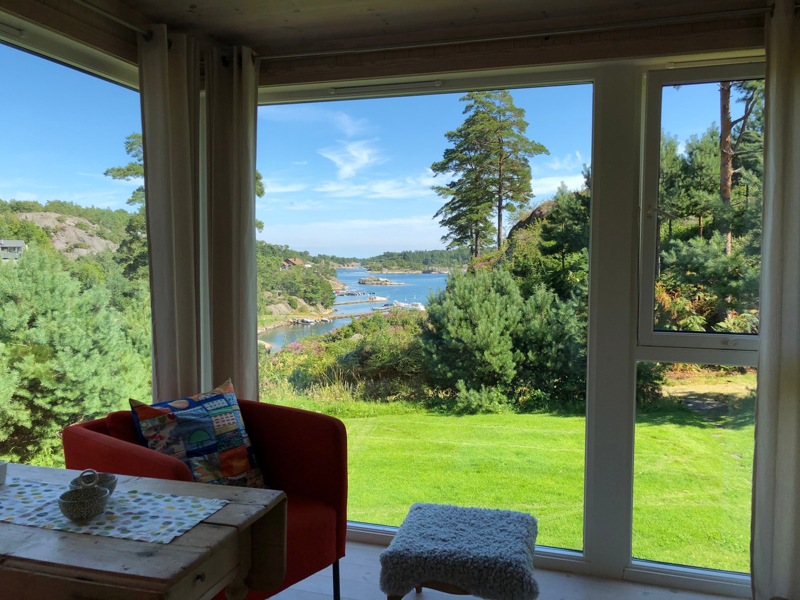 Utsikt fra stua mot sjøen og Blindleia Galleribilde